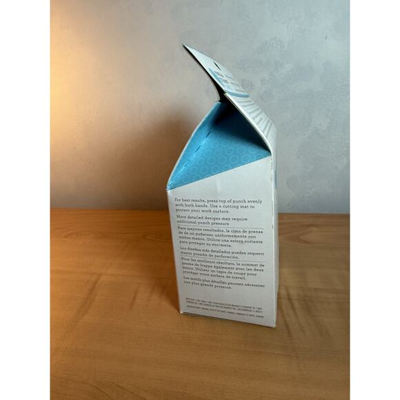 MARTHA STEWART CRAFTS PUNCH PUNCH ALL OVER THE PAGE SCALLOP SNOWFLAKE PUNCH 2011 - Picture 2 of 6